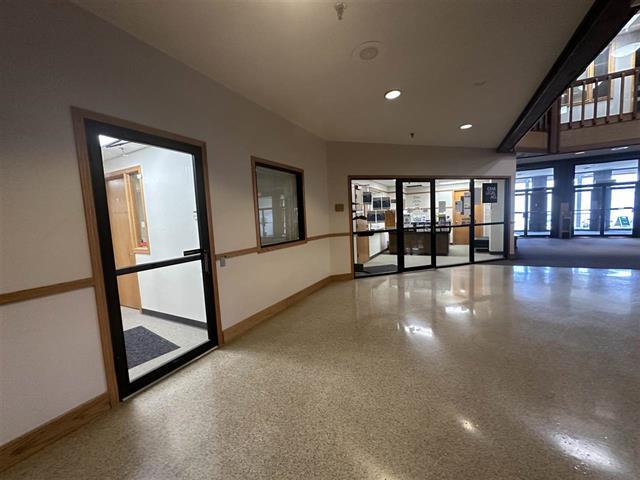 1700 S 1st Ave, Iowa City, IA 52240 - Lot 10 - - Photo intérieure - Image 1 of 31