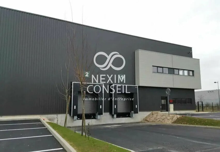 Local d’activités dans Brie-Comte-Robert à louer - Photo de l’immeuble – Image 3 sur 3