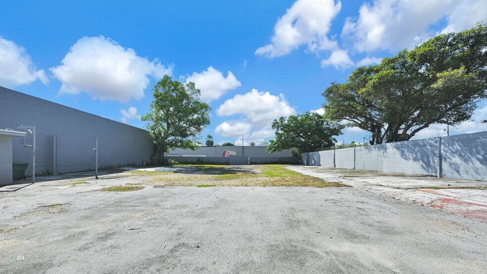 1074 NW 22nd St, Miami, FL à louer - Photo de l’immeuble – Image 3 sur 3