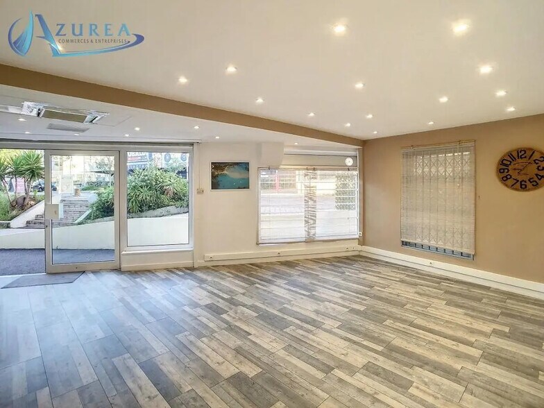 Local commercial dans Antibes à louer - Photo de l’immeuble – Image 3 sur 6