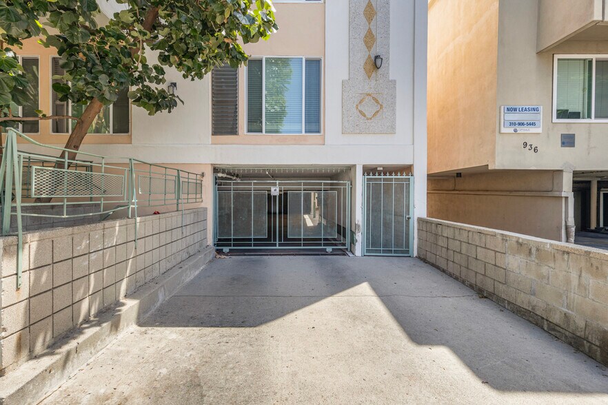 944 N Orange Grove Ave, Los Angeles, CA à vendre - Photo de l’immeuble – Image 3 sur 25