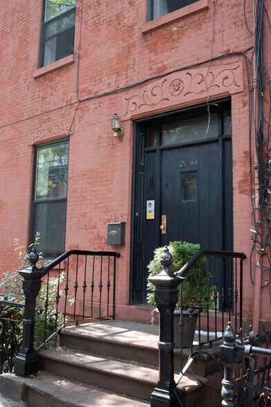 2144 45th Rd, Long Island City, NY à vendre - Photo de l’immeuble – Image 3 sur 16