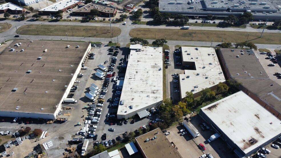 1365 Regal Row, Dallas, TX à vendre - Photo de l’immeuble – Image 3 sur 32