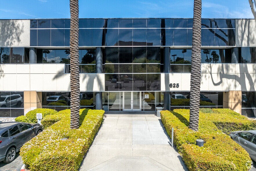 625 E Carnegie Dr, San Bernardino, CA à louer - Photo de l’immeuble – Image 2 sur 6