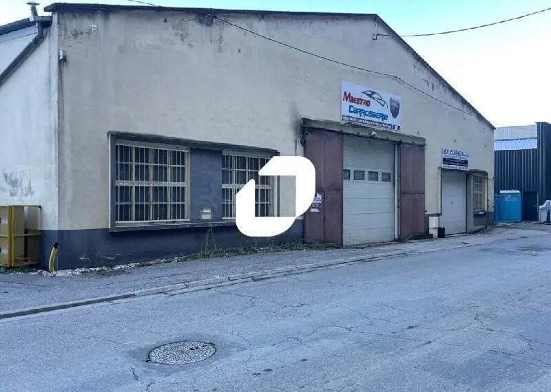 Local d’activités dans Fontaine à louer - Photo de l’immeuble – Image 2 sur 5