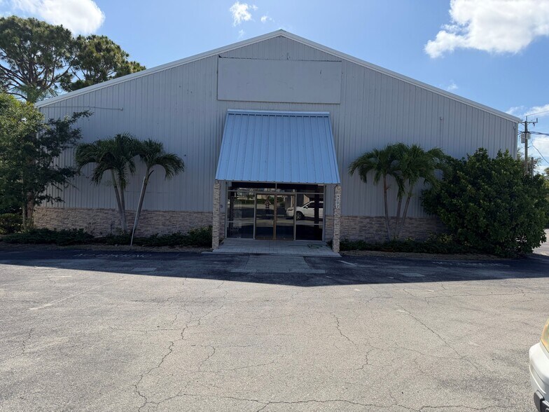 4200 Tamiami Trl N, Naples, FL à louer - Photo de l’immeuble – Image 2 sur 11