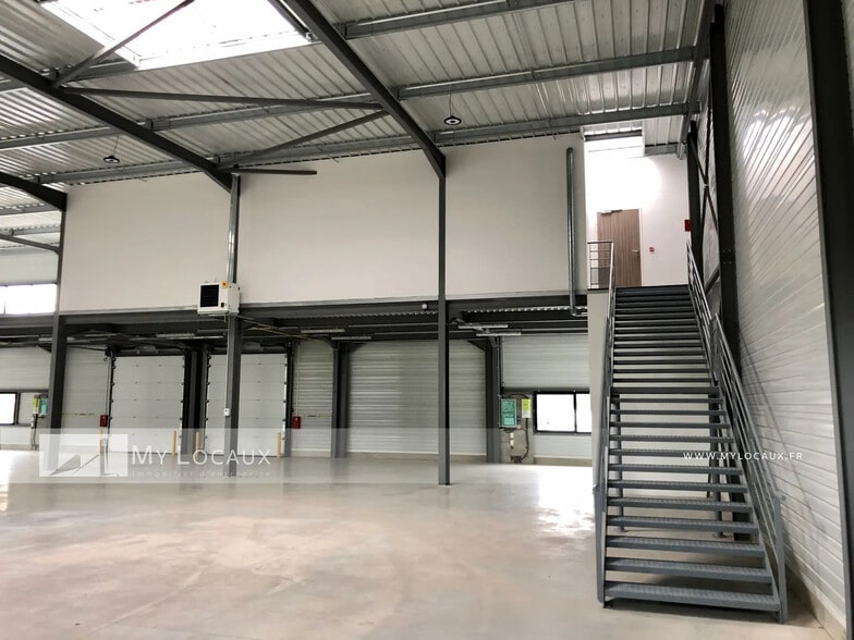 Local d’activités dans Aulnay-sous-Bois à louer - Photo de l’immeuble – Image 2 sur 6