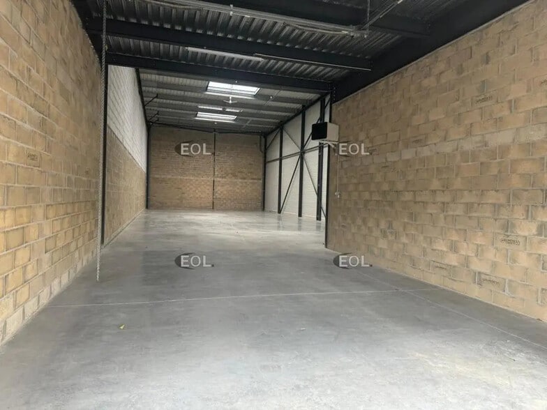 Local d'activités dans Plaisir à vendre - Photo de l’immeuble – Image 2 sur 9