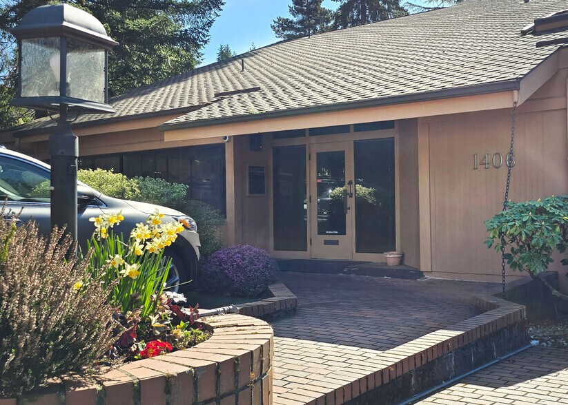 1406 140th Pl NE, Bellevue, WA à louer - Photo de l’immeuble – Image 2 sur 7