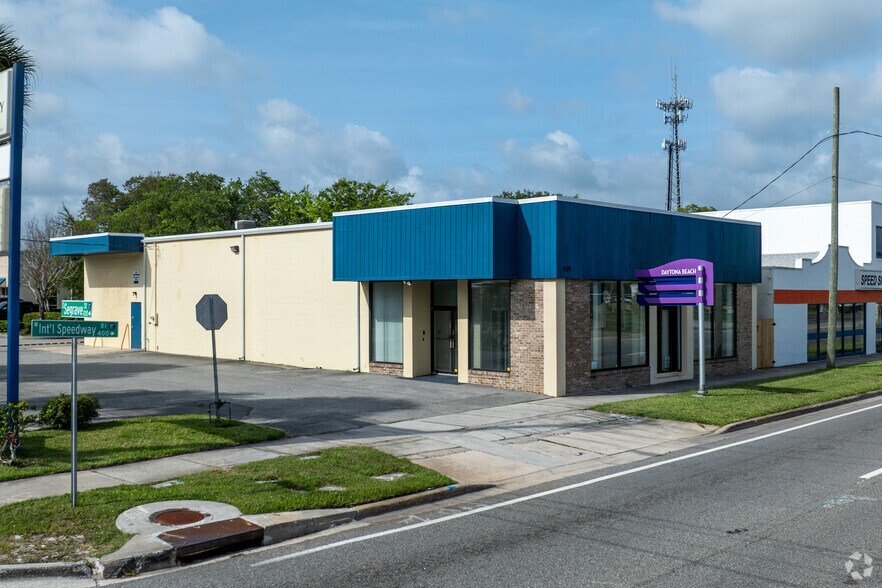 401 W International Speedway Blvd, Daytona Beach, FL à louer - Photo de l’immeuble – Image 1 sur 10