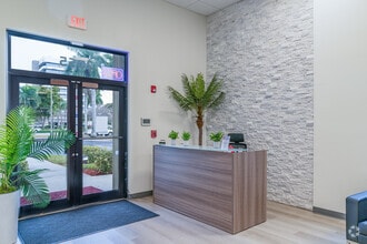 2055 Palm Beach Lakes Blvd, West Palm Beach, FL à louer Photo intérieure– Image 1 sur 9