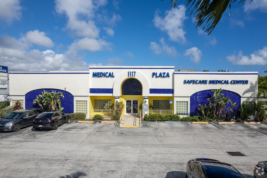 1117 E Hallandale Beach Blvd, Hallandale Beach, FL à louer - Photo de l’immeuble – Image 3 sur 9