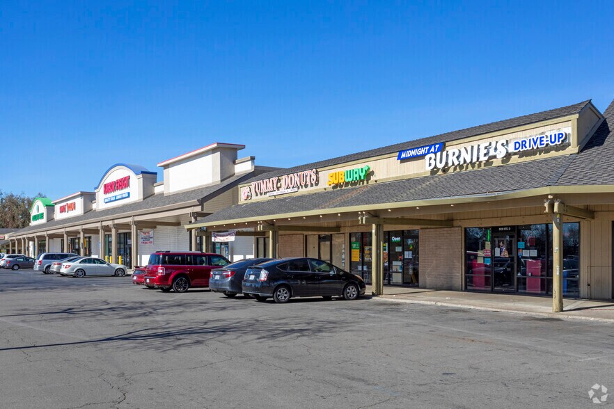 3233 W Hammer Ln, Stockton, CA à louer - Photo de l’immeuble – Image 2 sur 8