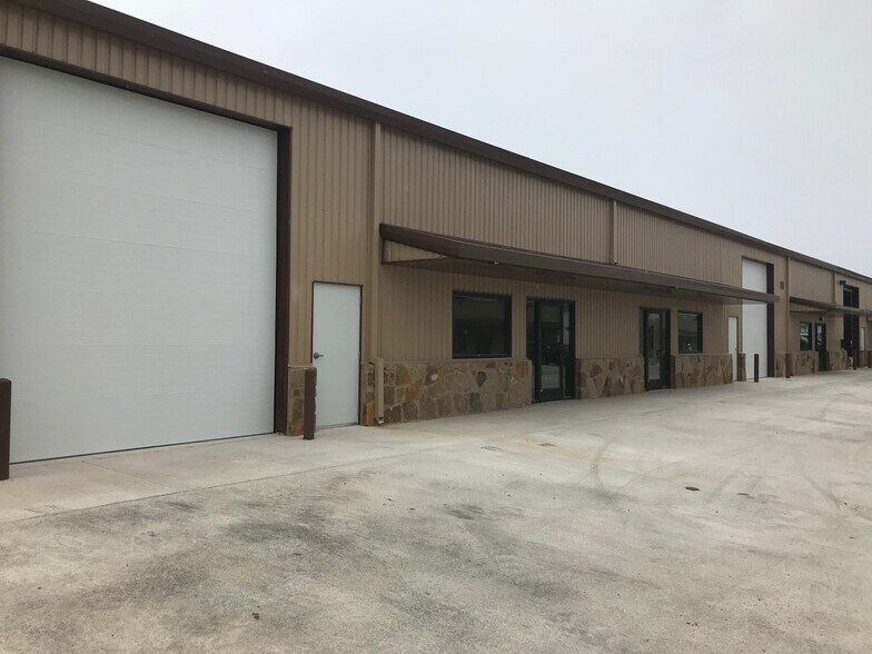 22111 W State Highway 71, Spicewood, TX à louer - Photo principale – Image 1 sur 8