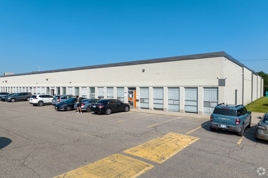 3041-3079 Universal Dr, Mississauga, ON à louer - Photo principale – Image 1 sur 5