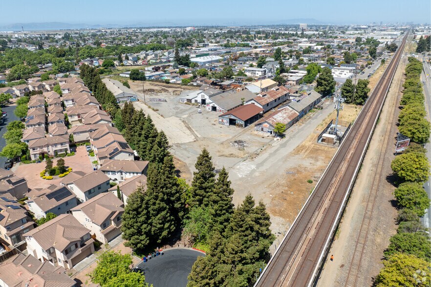 10901 Russet St, Oakland, CA à vendre - Photo de l’immeuble – Image 1 sur 20
