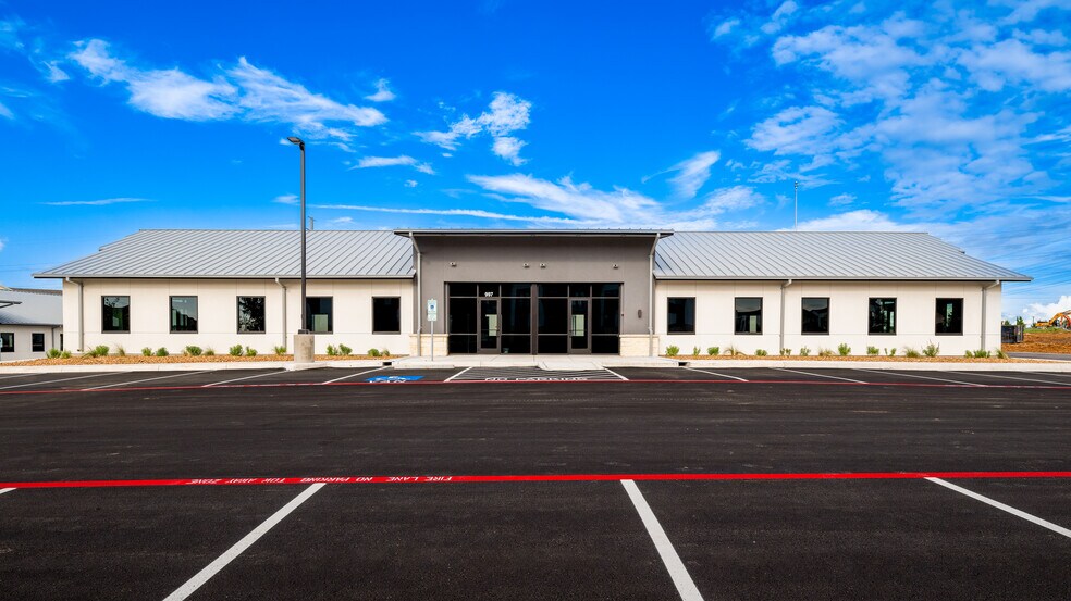 211 Crossing Ave, San Antonio, TX à vendre - Photo de l’immeuble – Image 2 sur 76