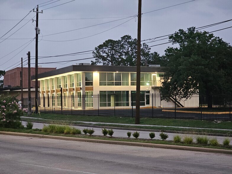 8845 Long Point Rd, Houston, TX à louer - Photo de l’immeuble – Image 3 sur 20