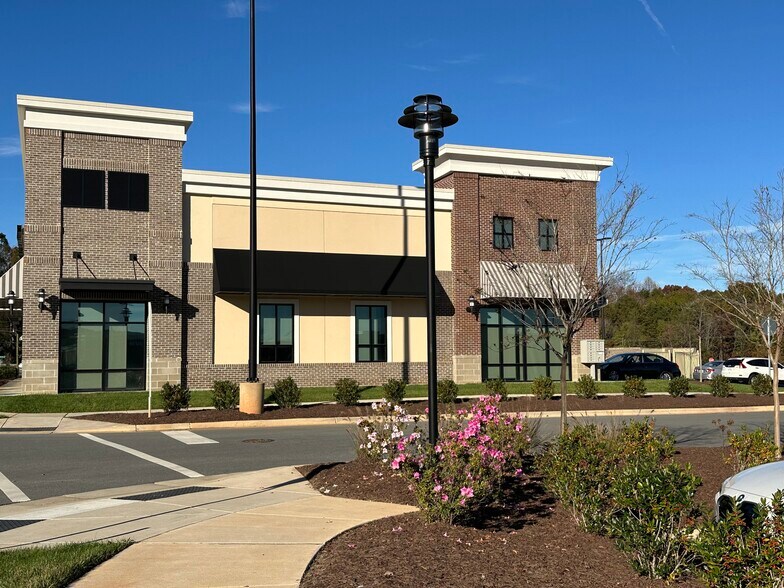 14013 N Creek Village Dr, Huntersville, NC à louer - Photo de l’immeuble – Image 3 sur 4