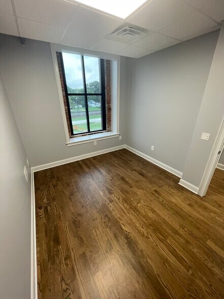 218 E Main St, Clayton, NC à louer - Photo intérieure – Image 3 sur 12