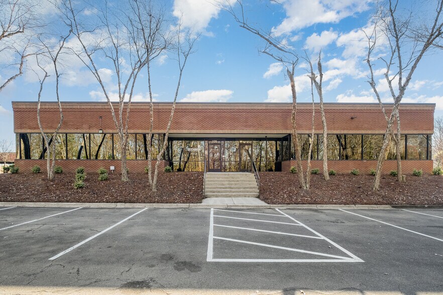 1805 Sardis Rd N, Charlotte, NC à louer - Photo de l’immeuble – Image 2 sur 8
