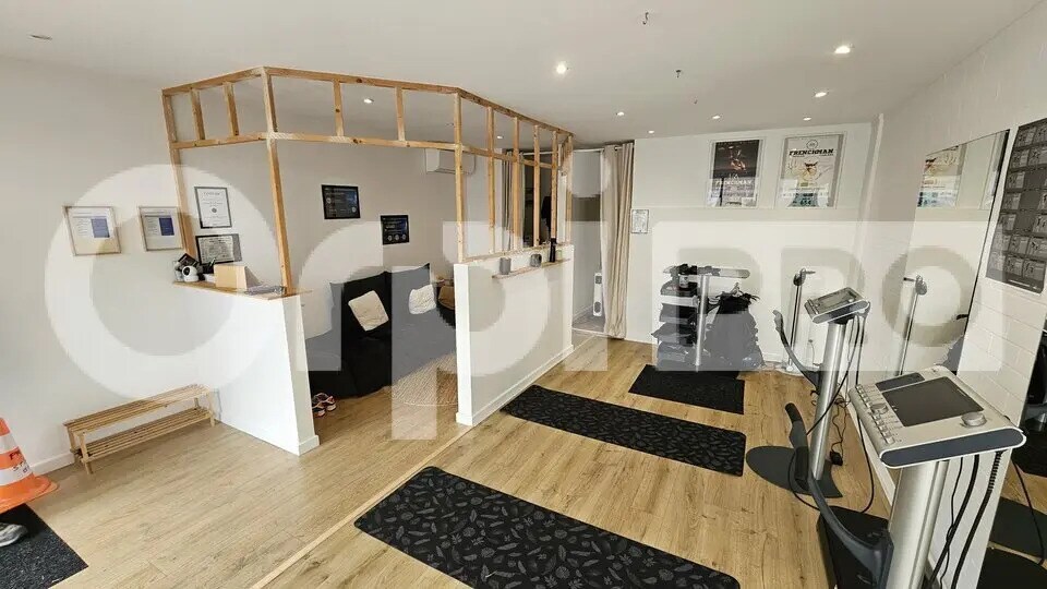 Local commercial dans Saint-Médard-en-Jalles à louer Photo intérieure– Image 1 sur 7