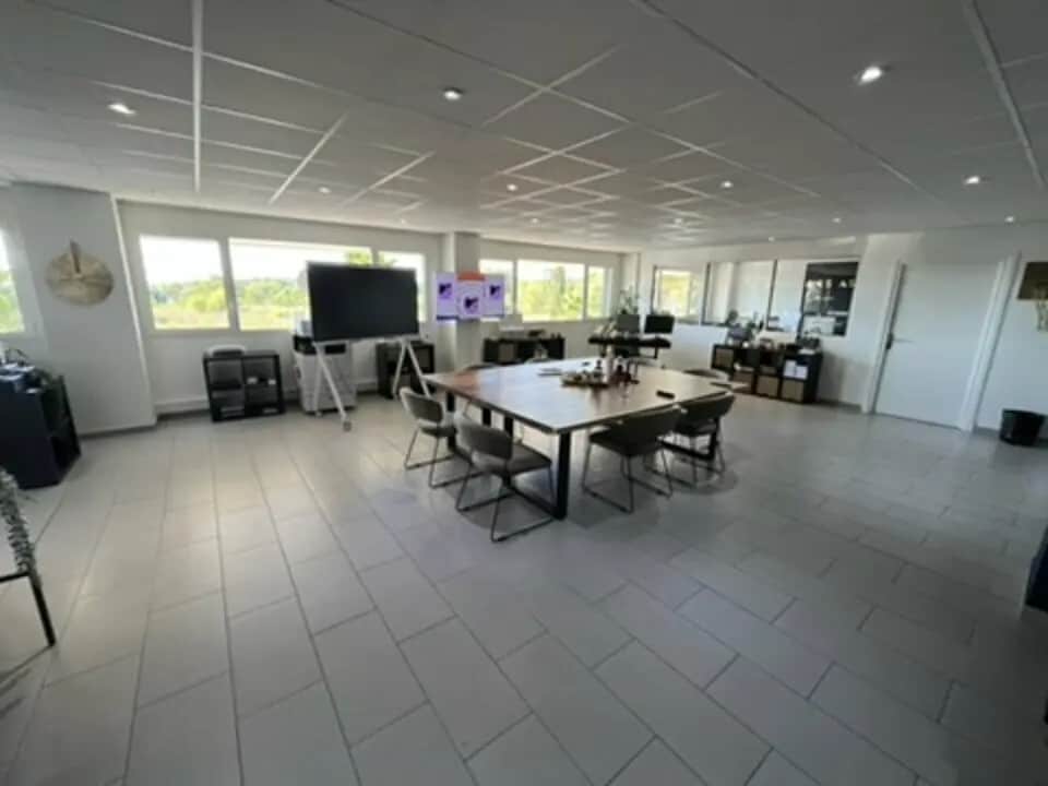 Bureau dans Éguilles à louer Photo de l’immeuble– Image 1 sur 4