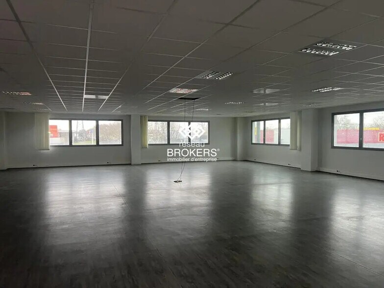 Bureau dans Saint-Priest à louer - Photo de l’immeuble – Image 2 sur 4