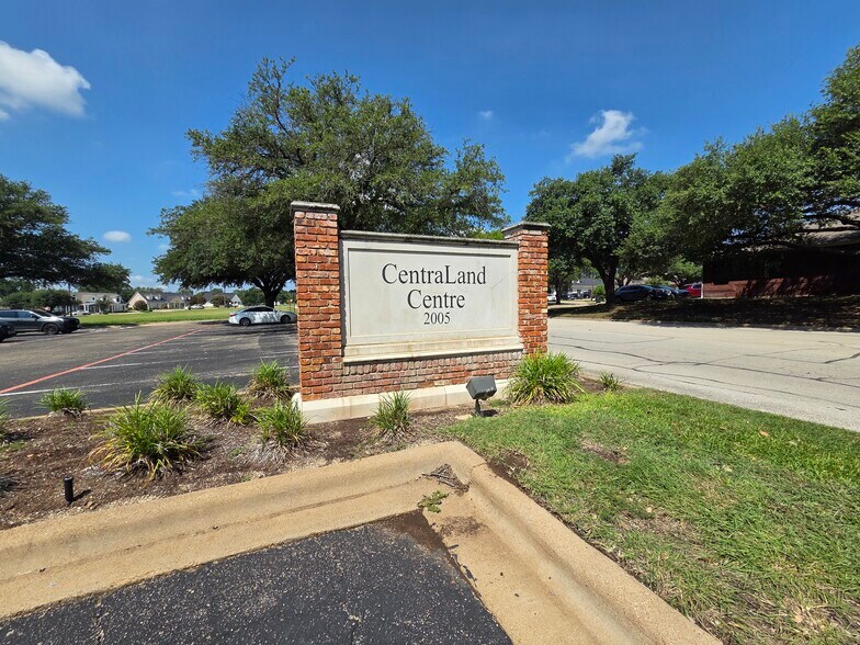 2005 Birdcreek Dr, Temple, TX à louer - Photo de l’immeuble – Image 2 sur 4