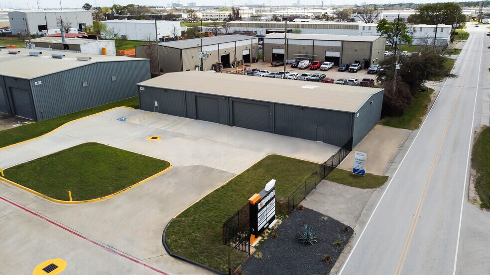 5850 Cunningham Rd, Houston, TX à louer - Photo de l’immeuble – Image 2 sur 18