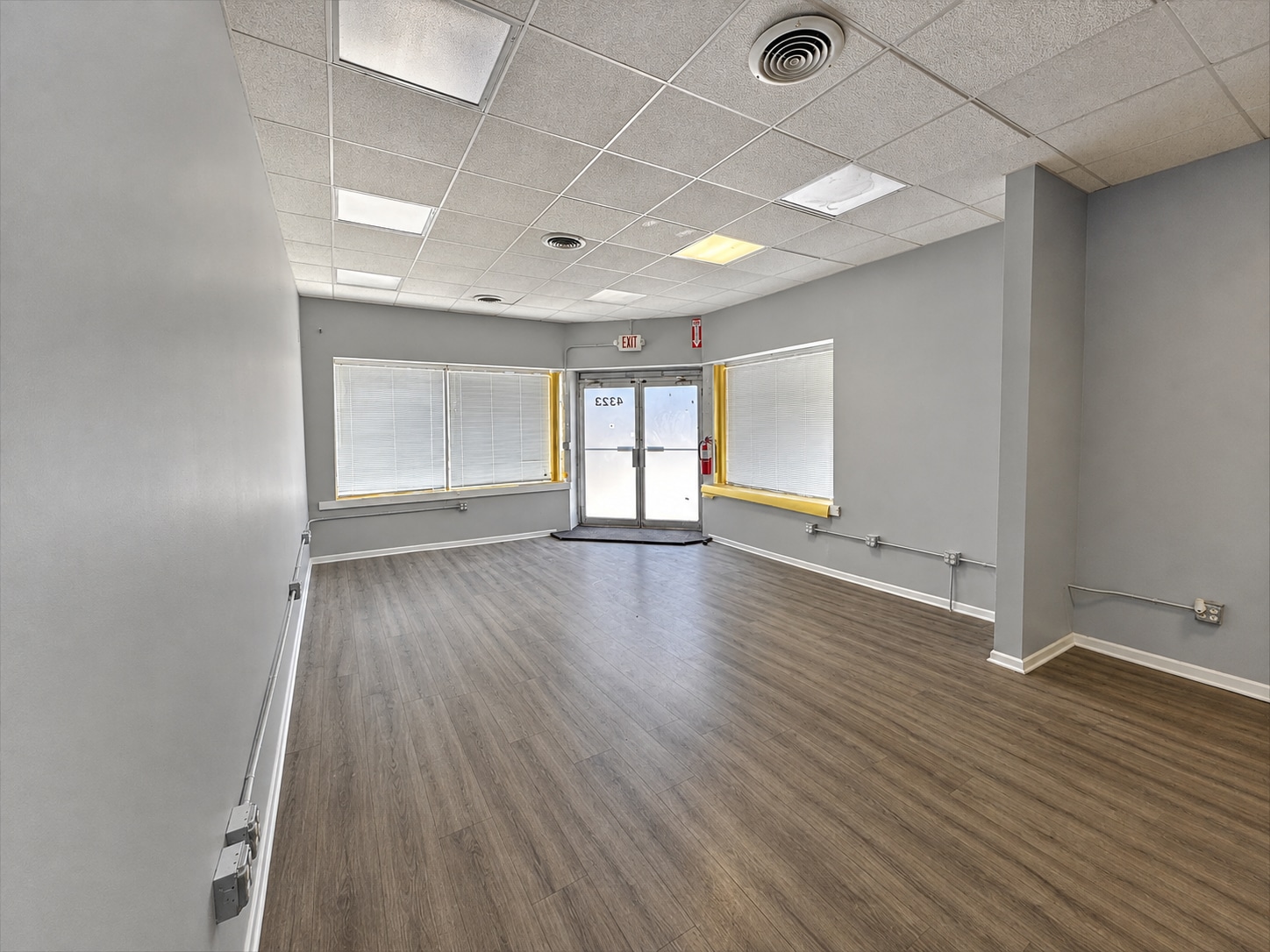 4519-4523 N Milwaukee Ave, Chicago, IL à louer Photo intérieure– Image 1 sur 15