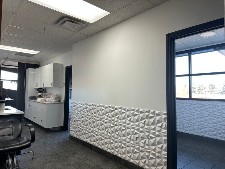 8115-8119 160 Ave, Edmonton, AB à louer - Photo intérieure – Image 3 sur 15