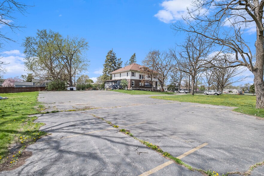 2040 E Maple Ave, Grand Blanc, MI à vendre - Photo de l’immeuble – Image 2 sur 29