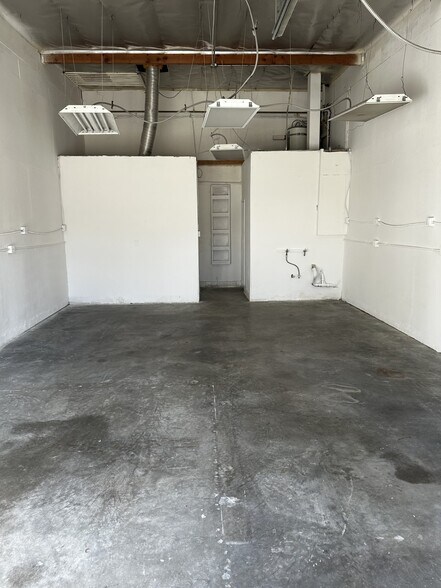 5983 Reseda Blvd, Tarzana, CA à louer - Photo principale – Image 1 sur 4