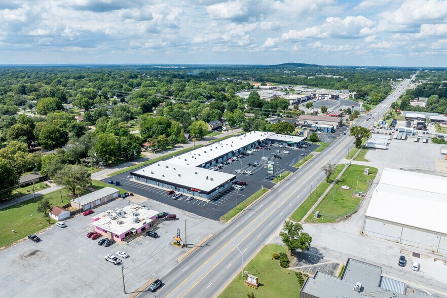 812 N Thompson St, Springdale, AR à louer - Photo de l’immeuble – Image 2 sur 6