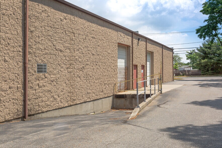 2130 Pond Rd, Ronkonkoma, NY à louer - Photo de l’immeuble – Image 3 sur 8