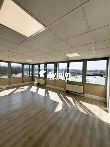 Industriel/Logistique dans Annecy à louer - Photo de l’immeuble – Image 2 sur 15