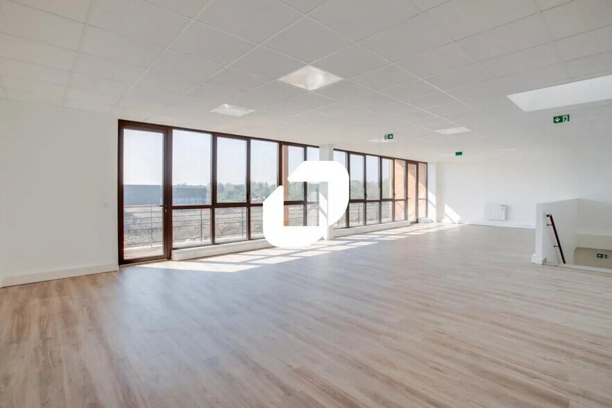 Local d’activités dans Collégien à louer - Photo de l’immeuble – Image 2 sur 29