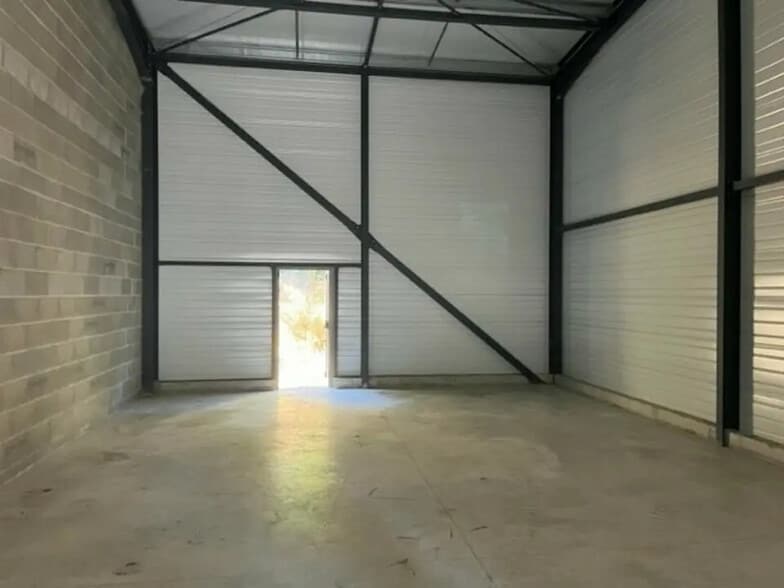 Local d'activités dans Montussan à vendre - Photo de l’immeuble – Image 3 sur 8