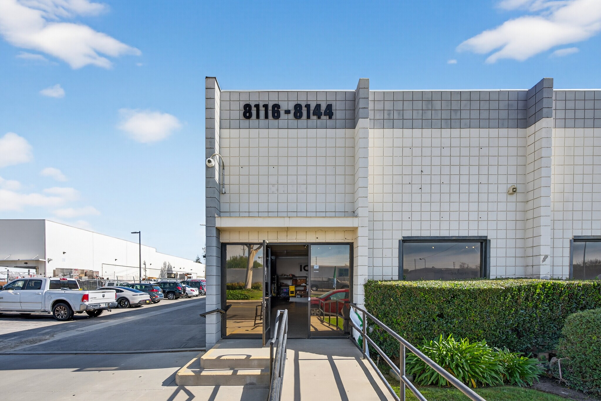 8116-8144 Deering Ave, Canoga Park, CA à louer Photo intérieure– Image 1 sur 8