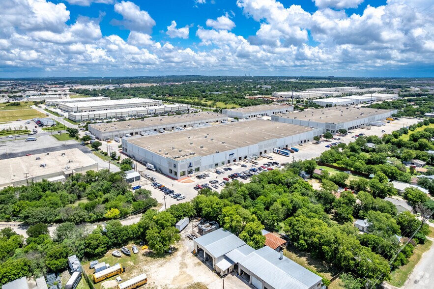 4810 Eisenhauer Rd, San Antonio, TX à louer - Aérien – Image 2 sur 3