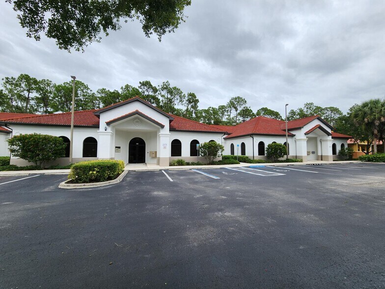 2575 Northbrooke Plaza Dr, Naples, FL à louer - Photo de l’immeuble – Image 2 sur 3