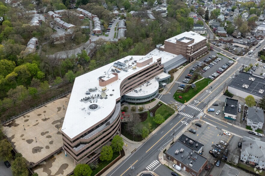 1025 Main St, Waltham, MA à louer - Photo de l’immeuble – Image 1 sur 1