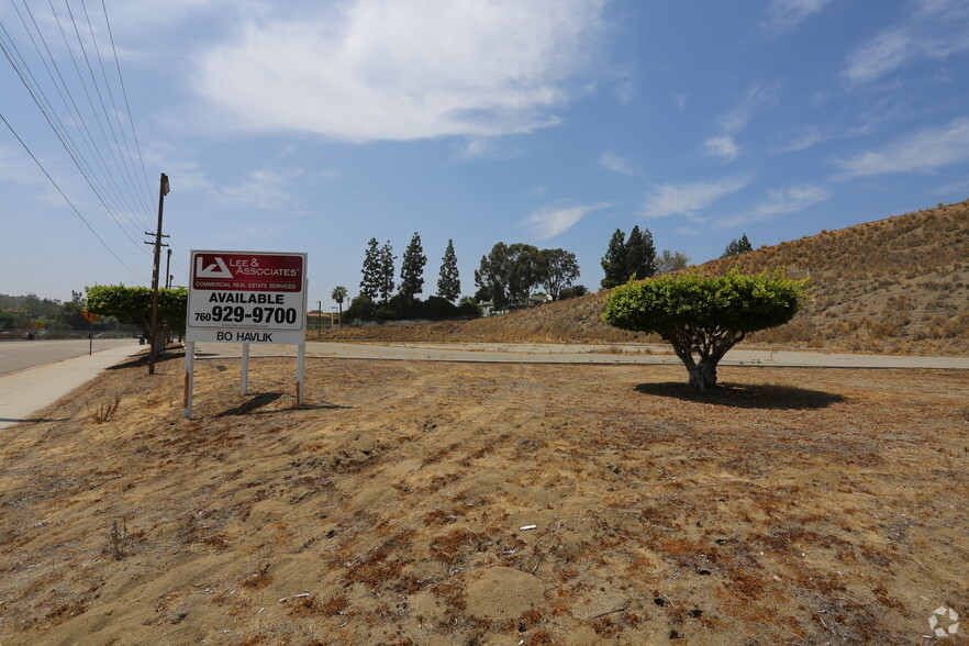 707 W Vista Way, Vista, CA à louer - Photo de l’immeuble – Image 1 sur 5
