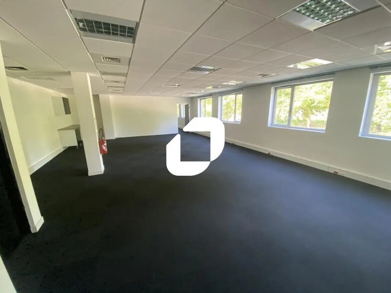 Bureau dans Savigny-le-Temple à vendre - Photo de l’immeuble – Image 3 sur 6