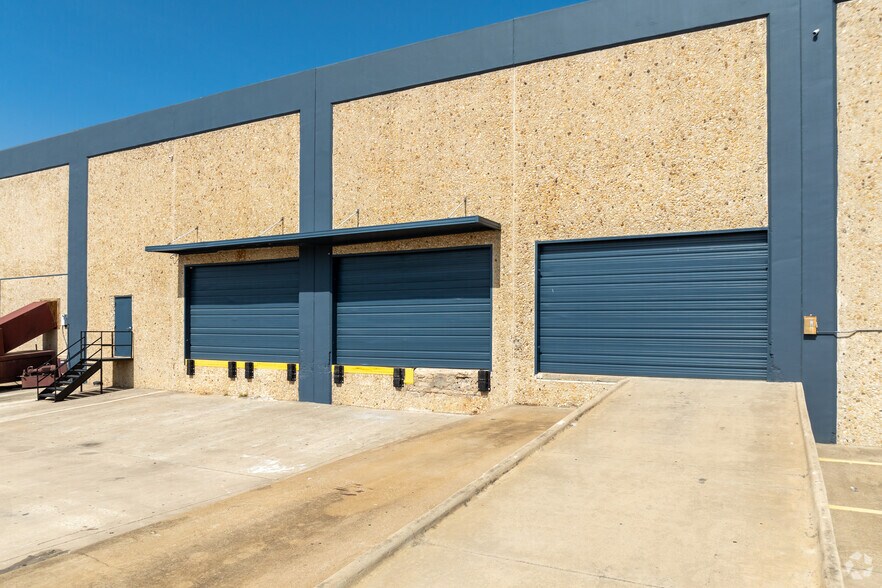 2213 E Pioneer Dr, Irving, TX à louer - Photo de l’immeuble – Image 1 sur 28