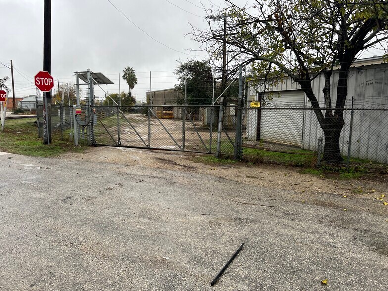 501 Steves Ave, San Antonio, TX à louer - Photo de l’immeuble – Image 2 sur 6