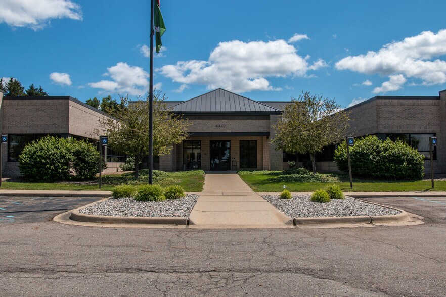 4440 Hagadorn Rd, Okemos, MI à louer - Photo de l’immeuble – Image 3 sur 24
