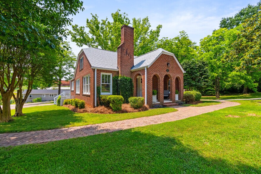 1302 E Rutherford St, Landrum, SC à vendre - Photo de l’immeuble – Image 2 sur 47