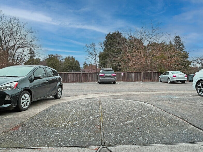 456 South E St, Santa Rosa, CA à louer - Photo de l’immeuble – Image 3 sur 10